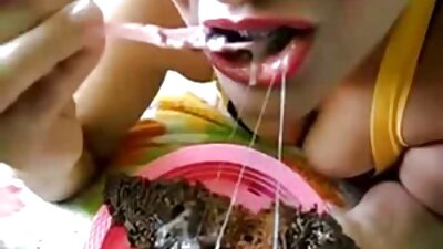 Schlampe Frau lutscht gratis pornofilme reife frauen Schwanz und leckt Eier für Sperma ins Gesicht