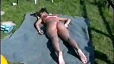 43-jährige Shelly posiert porno reife frauen kostenlos in einem roten Bikini